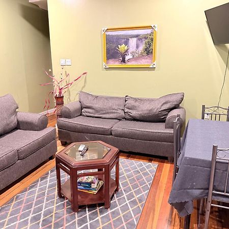 Hollywood Guesthouse จอร์จทาวน์ ภายนอก รูปภาพ