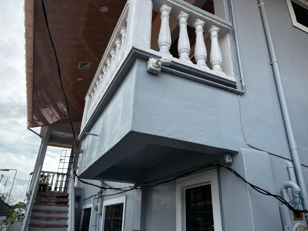 Hollywood Guesthouse จอร์จทาวน์ ภายนอก รูปภาพ