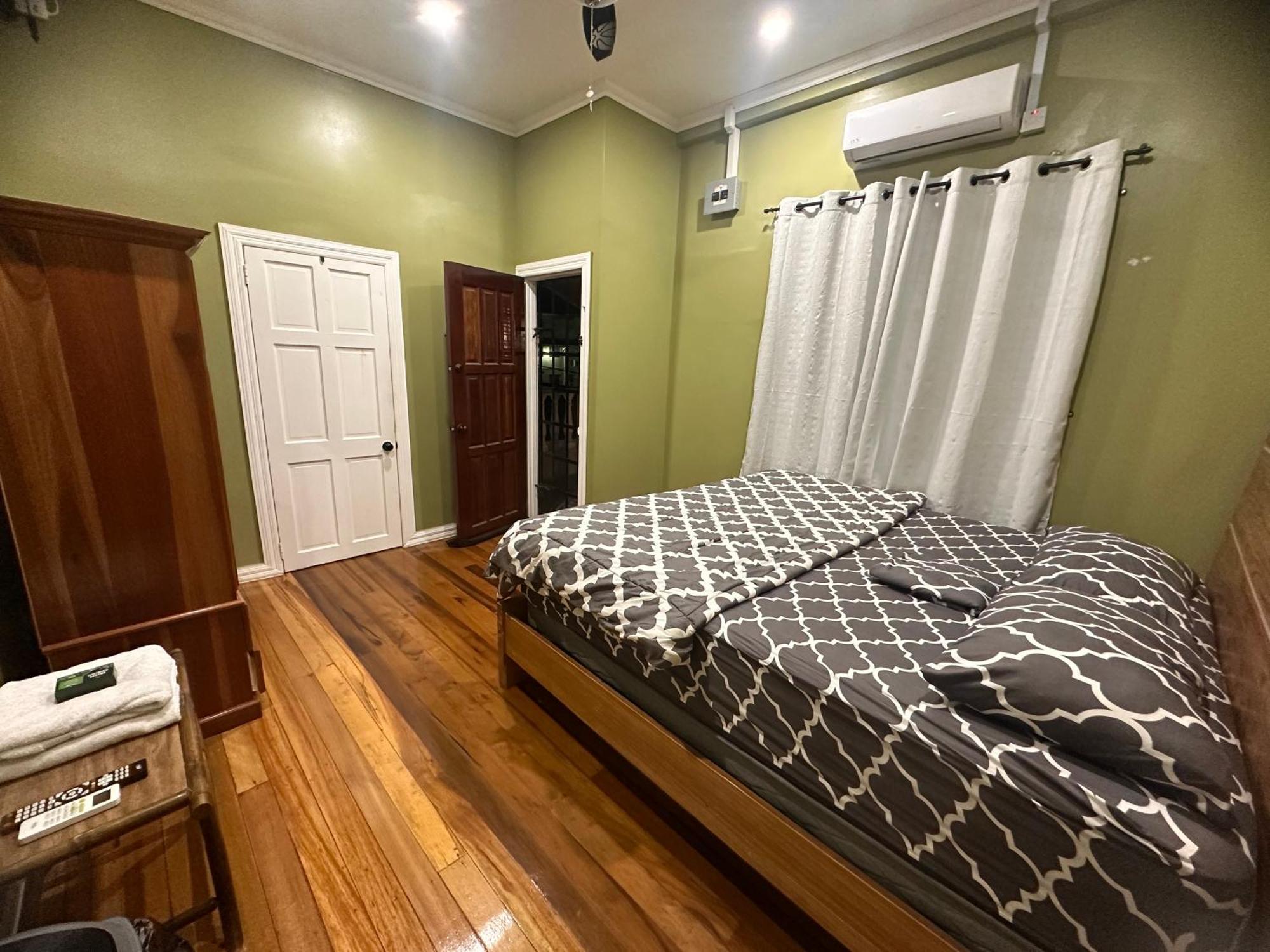 Hollywood Guesthouse จอร์จทาวน์ ภายนอก รูปภาพ
