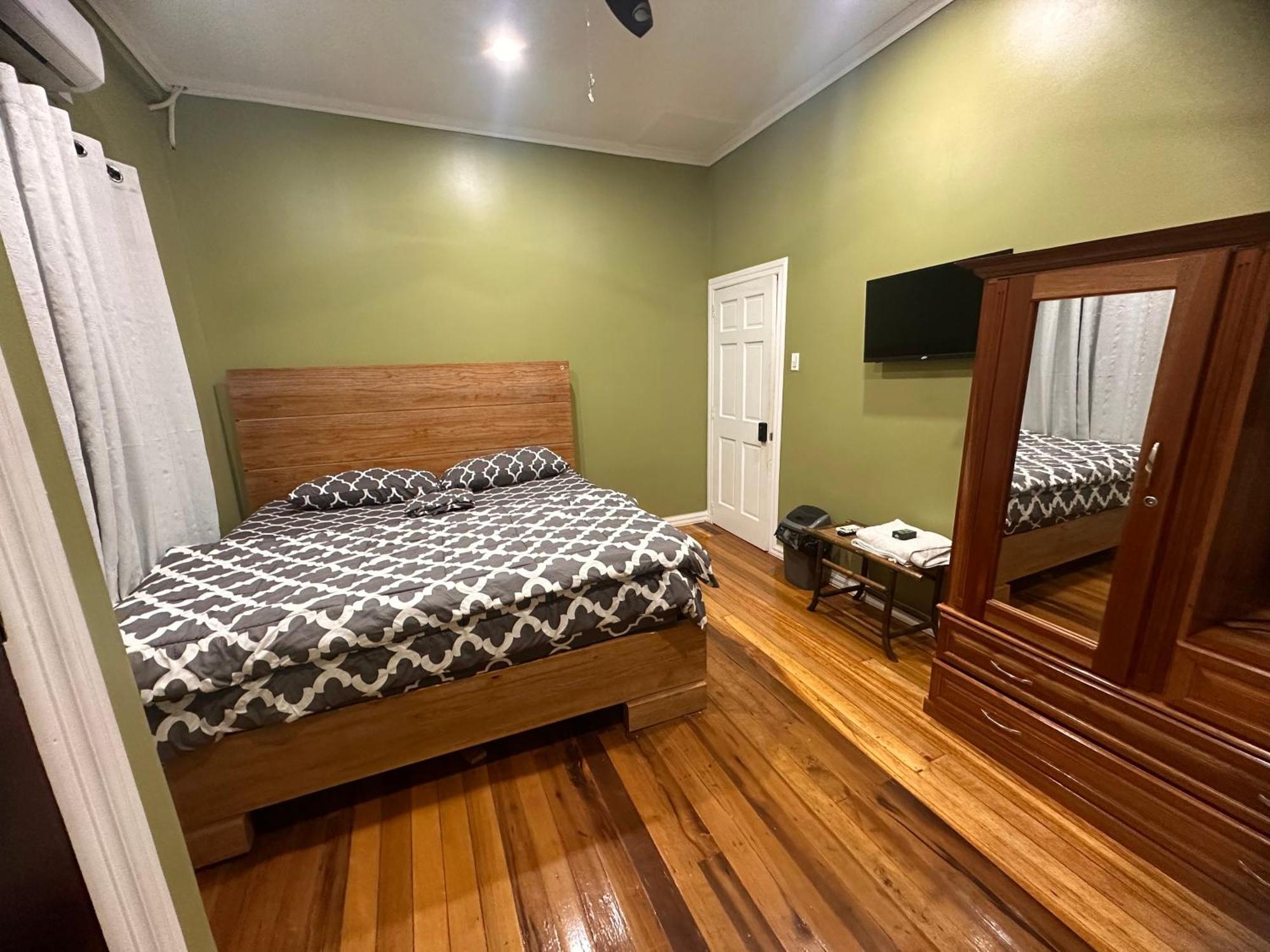 Hollywood Guesthouse จอร์จทาวน์ ภายนอก รูปภาพ
