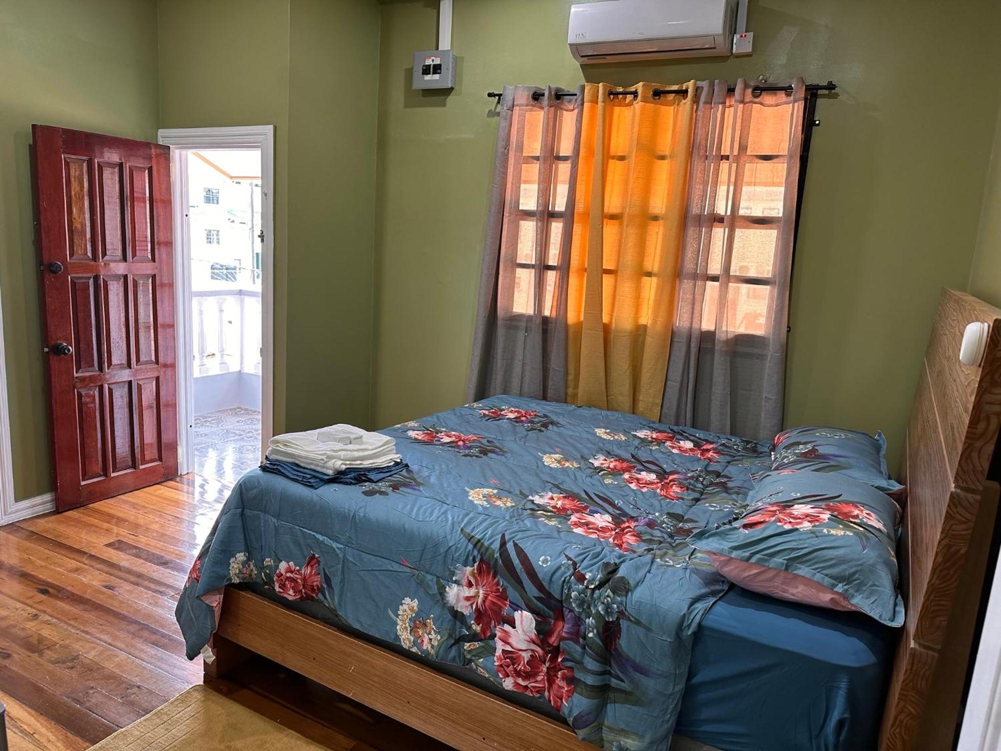Hollywood Guesthouse จอร์จทาวน์ ภายนอก รูปภาพ