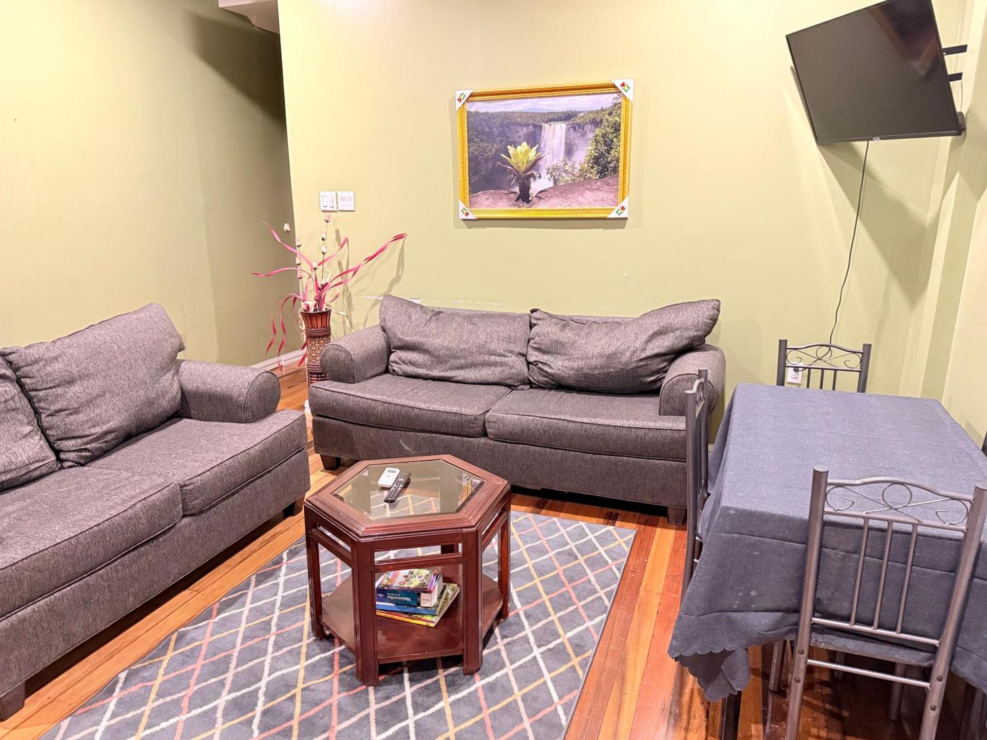 Hollywood Guesthouse จอร์จทาวน์ ภายนอก รูปภาพ